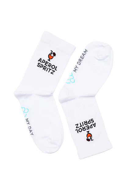 Socken von My Day My Dream. Mit der Aufschrift Aperol Spritz und einem gefüllten Cocktailglas.