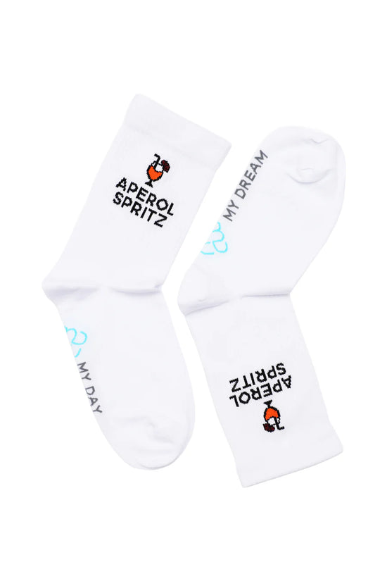 Socken von My Day My Dream. Mit der Aufschrift Aperol Spritz und einem gefüllten Cocktailglas.