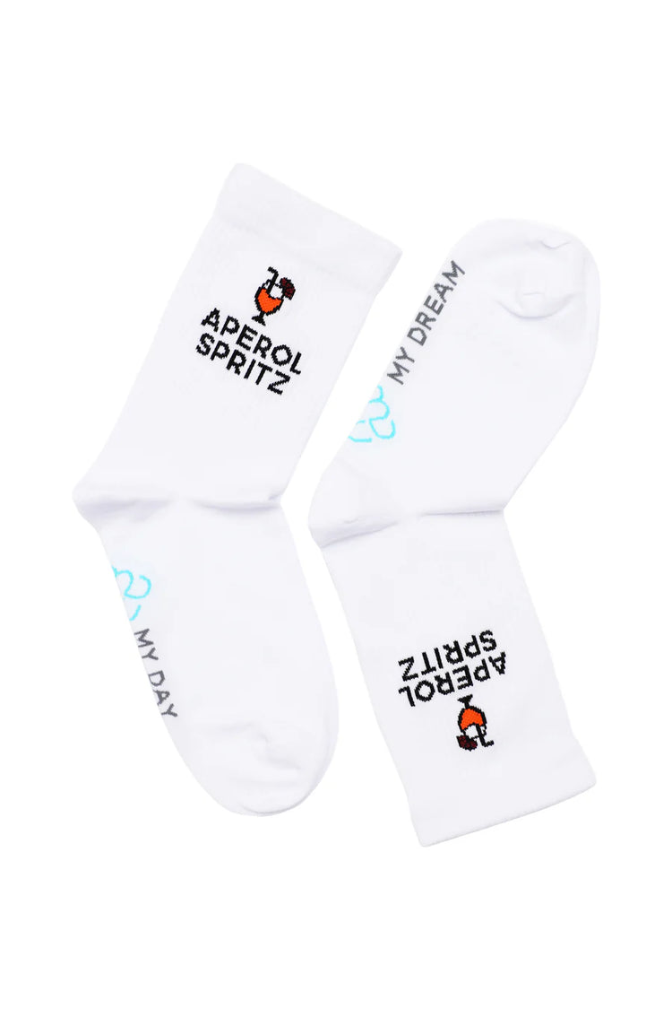 Socken von My Day My Dream. Mit der Aufschrift Aperol Spritz und einem gefüllten Cocktailglas.