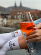 Socken von My Day My Dream. Mit der Aufschrift Aperol Spritz und einem gefüllten Cocktailglas.