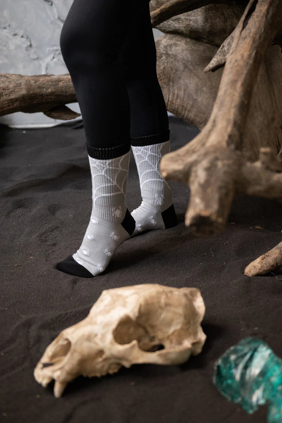 Halloween Kindersocken von My Day My Dream. Das Spinnennetz und die Spinnen leuchten im Dunkeln. 