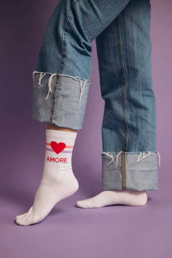 Socken von My Day My Dream. Mit der Aufschrift AMORE und einem großen roten Herz.