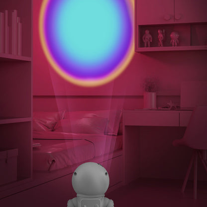 Der kleine Astronaut von MOB strahlt Regenbogenfarben an die Wand.