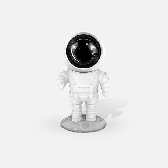 Der kleine Astronaut von MOB strahlt Regenbogenfarben an die Wand.