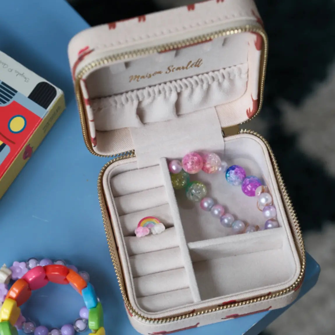 Schmuckkästchen „Bloom“ – praktische Aufbewahrung, ideal als Geschenk für Schmuckliebhaber.