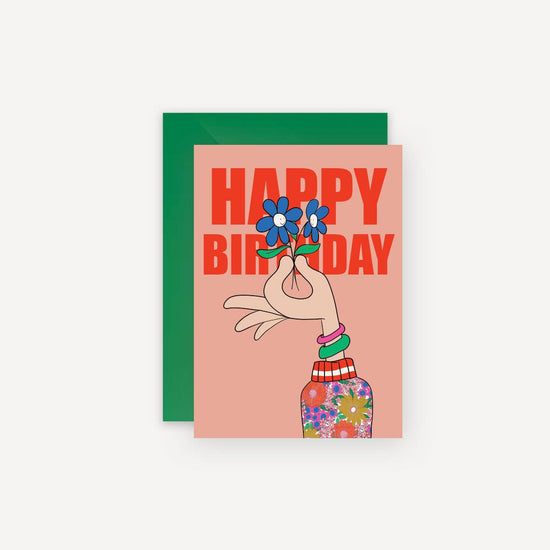 Grußkarte mit Umschlag: Happy Birthday. Übergabe zweier Blumen.