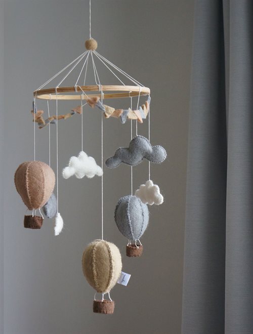Beiges Baby-Mobile mit Heißluftballons und Wolken aus Wolle, handgefertigte Dekoration fürs Babyzimmer