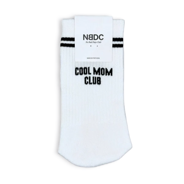 Weiße Damensocken COOL MOM CLUB von NBDC mit schwarzem Schriftzug und Retro-Streifen
