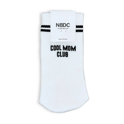 Weiße Damensocken COOL MOM CLUB von NBDC mit schwarzem Schriftzug und Retro-Streifen