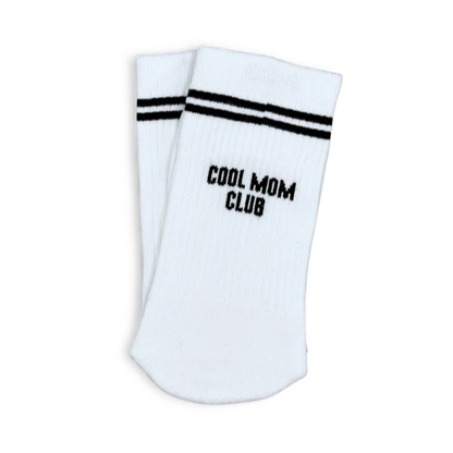 Weiße Damensocken COOL MOM CLUB von NBDC mit schwarzem Schriftzug und Retro-Streifen