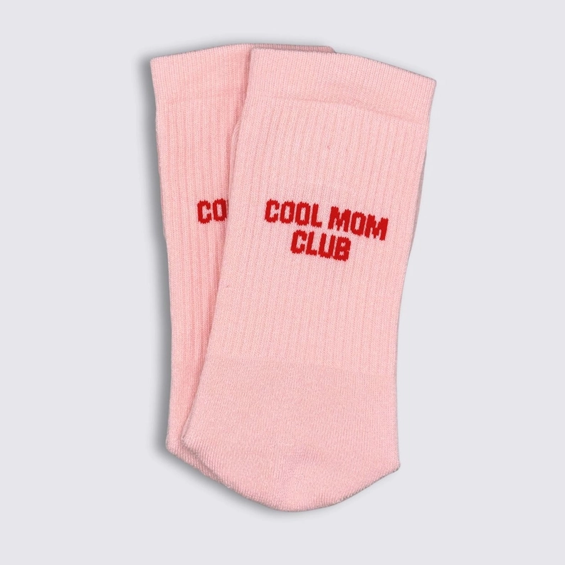 Damensocken "COOL MOM CLUB" in Rosa mit rotem Schriftzug von No Bad Days Club.