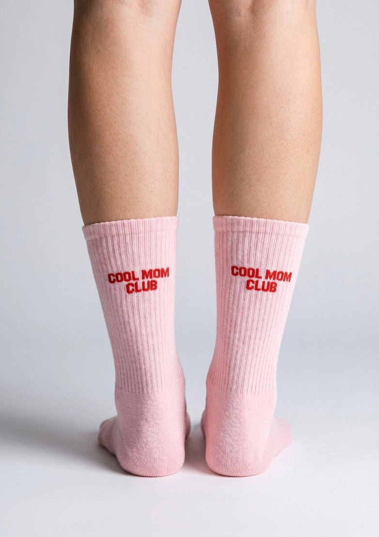 Damensocken "COOL MOM CLUB" in Rosa mit rotem Schriftzug von No Bad Days Club.