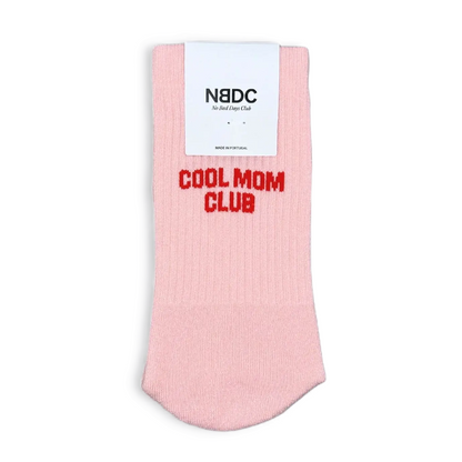 Damensocken "COOL MOM CLUB" in Rosa mit rotem Schriftzug von No Bad Days Club.