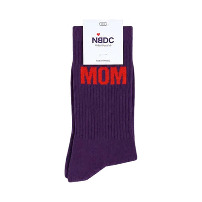No Bad Days Club MOM Socken in Lila mit rotem Schriftzug und originaler Papierbanderole
