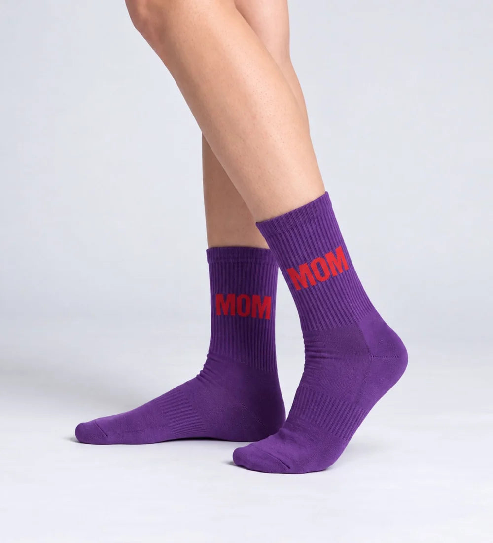 Lila MOM Socken mit rotem Schriftzug von No Bad Days Club an den Füßen getragen