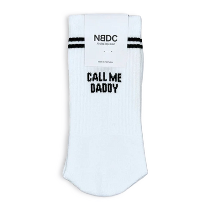 Weiße Herrensocken CALL ME DADDY von NBDC mit schwarzem Schriftzug und Retro-Streifen