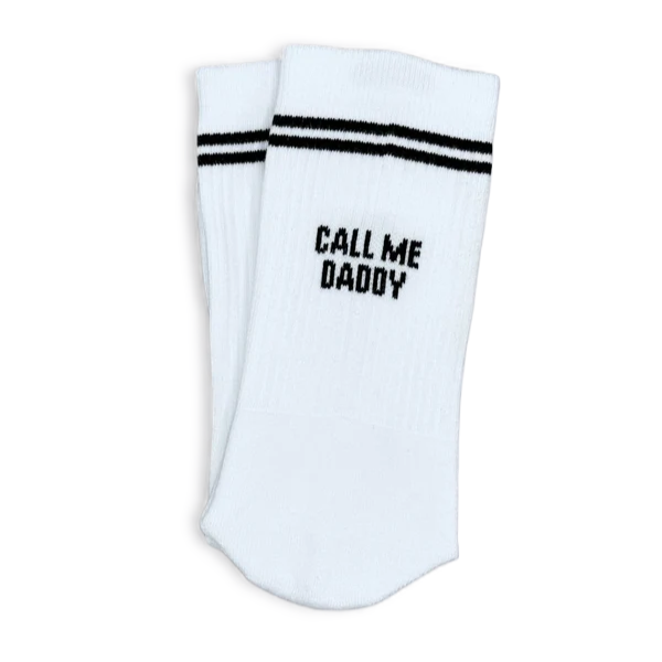 Weiße Herrensocken CALL ME DADDY von NBDC mit schwarzem Schriftzug und Retro-Streifen