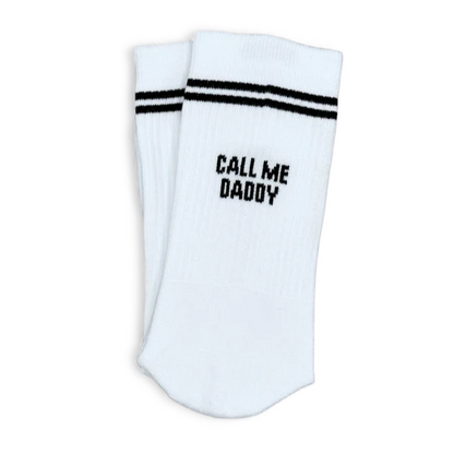 Weiße Herrensocken CALL ME DADDY von NBDC mit schwarzem Schriftzug und Retro-Streifen