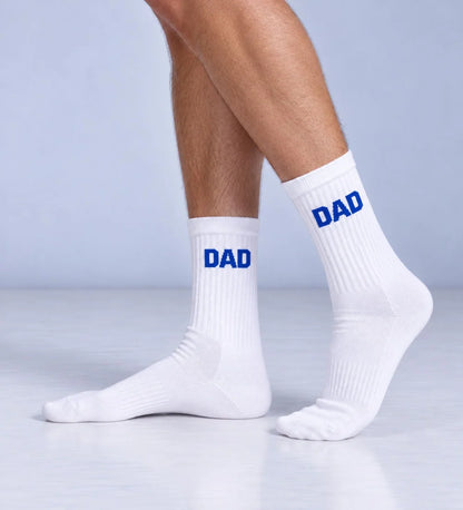 Weiße Herrensocken DAD von No Bad Days Club mit blauem Schriftzug, an den Füßen getragen.