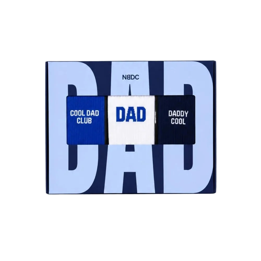 Herrensocken Geschenkset DAD von No Bad Days Club mit drei Paar Socken in Blau und Weiß, in einer Geschenkbox mit großem DAD-Schriftzug.