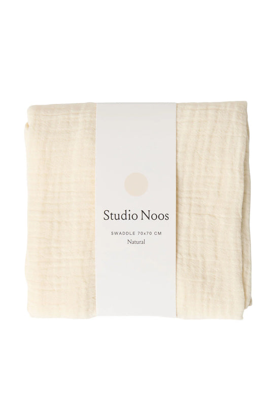 Swaddles von Studio Noos. Super weiches Stilltuch, Pucktuch oder Wickelunterlage aus Biobaumwolle. 