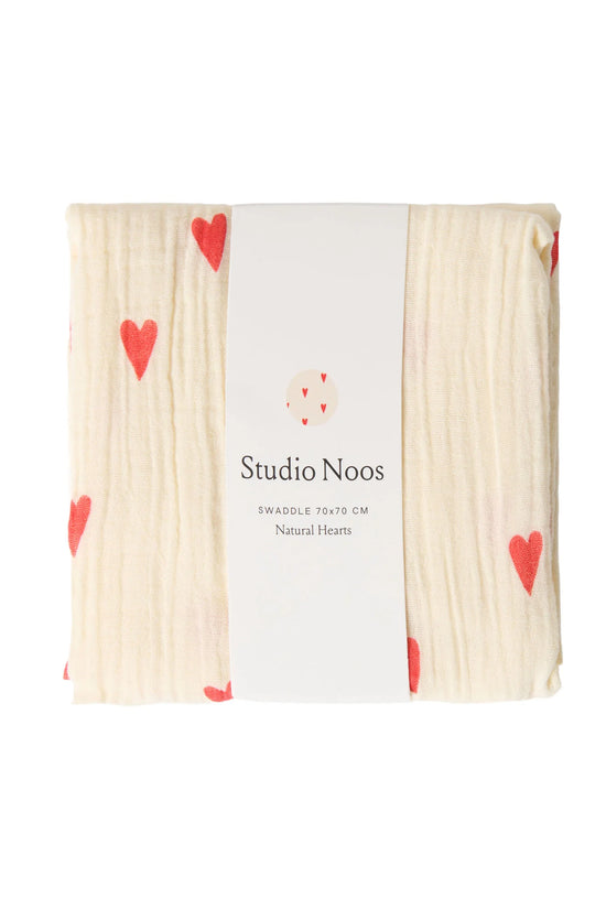 Swaddle von Studio Noos. Schönes Stilltuch, Pucktuch und Wickelunterlage aus Biobaumwolle. 