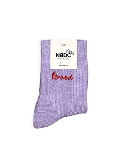 Babysocken LOVED lila mit roter Stickerei aus Bio-Baumwolle für Neugeborene Geschenk zur Geburt &amp; Valentinstag