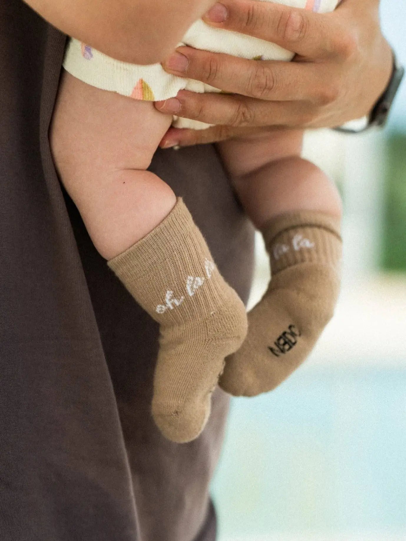 Babysocken OH LÀ LÀ beige mit weißer Stickerei aus Bio-Baumwolle für Neugeborene Geschenk zur Geburt