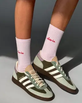 CHÉRIE Damensocken rosa mit rotem Schriftzug aus Bio-Baumwolle Damen-Accessoire Geschenk Valentinstag