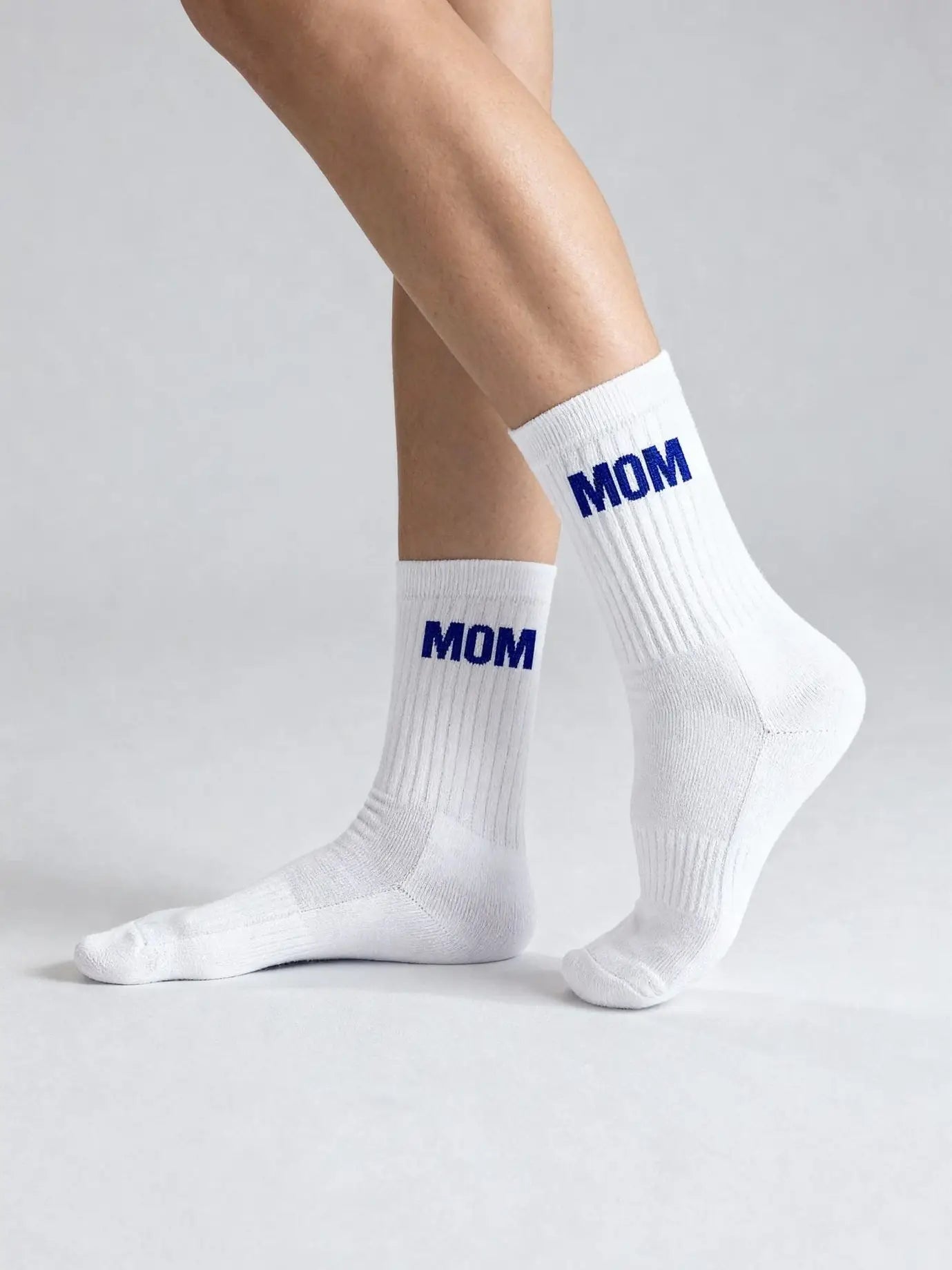 Damensocken "MOM" in Weiß mit blauem Schriftzug von No Bad Days Club.