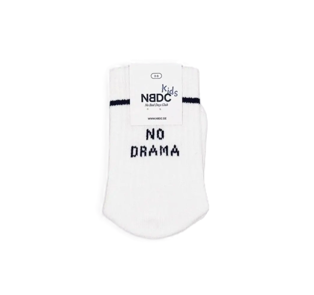 Babysocken "No Drama" von No Bad Days Club, Weiß mit schwarzem Schriftzug, tolles Geschenk zur Geburt und für die Erstausstattung.