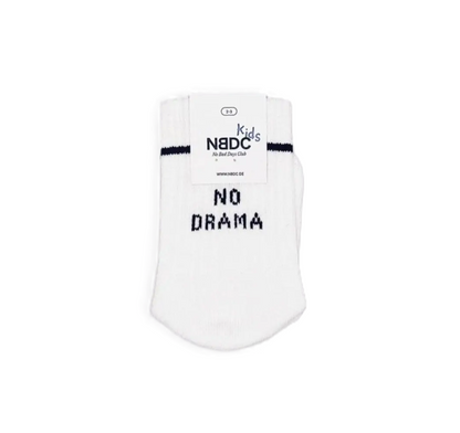 Babysocken "No Drama" von No Bad Days Club, Weiß mit schwarzem Schriftzug, tolles Geschenk zur Geburt und für die Erstausstattung.
