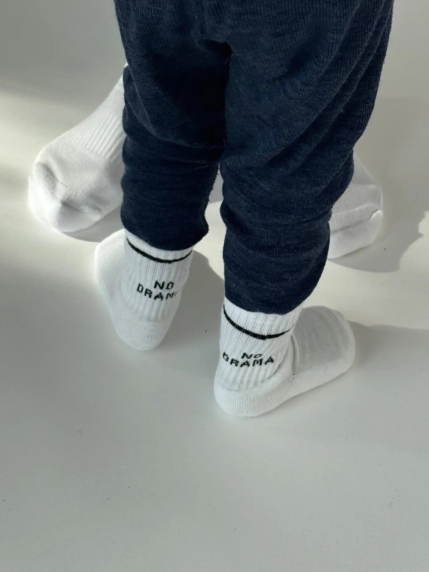 Babysocken "No Drama" von No Bad Days Club, Weiß mit schwarzem Schriftzug, tolles Geschenk zur Geburt und für die Erstausstattung.