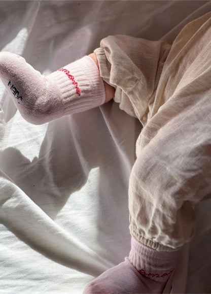 No Bad Days Club, rosa Socken mit amore Schriftzug für Neugeborene, Babys und Kinder. Geschenk zur Geburt &amp; Valentinstag