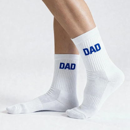 Herrensocken "DAD" in Weiß mit blauem Schriftzug von No Bad Days Club.