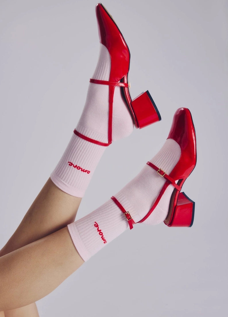 Damen-Socken in Rosa mit Schriftzug "amore" in Rot. Süßes Geschenk für Freundinnen und zum Valentinstag.