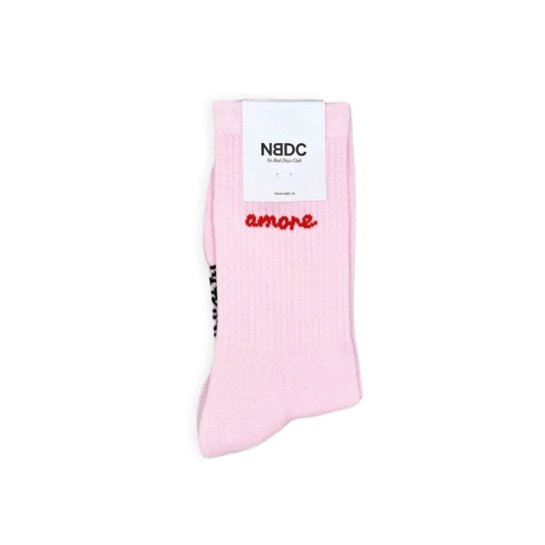 Damen-Socken in Rosa mit Schriftzug "amore" in Rot. Süßes Geschenk für Freundinnen und zum Valentinstag.