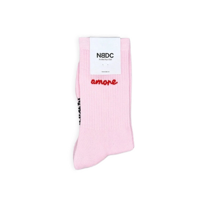 Damen-Socken in Rosa mit Schriftzug "amore" in Rot. Süßes Geschenk für Freundinnen und zum Valentinstag.