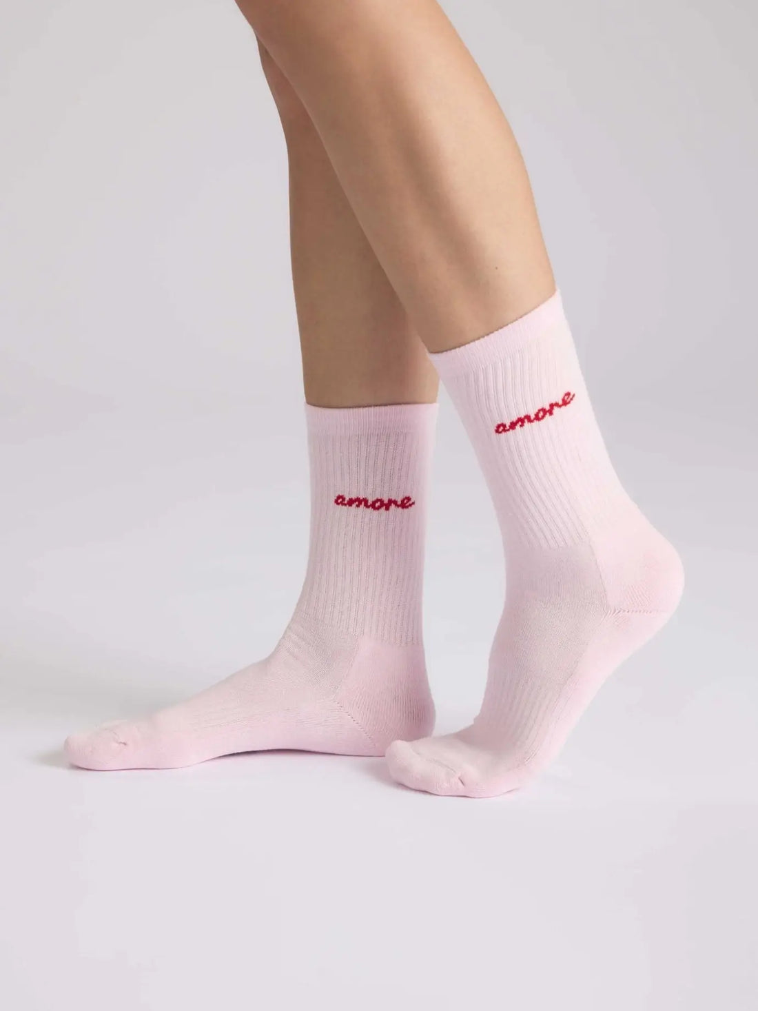 Damen-Socken in Rosa mit Schriftzug "amore" in Rot. Süßes Geschenk für Freundinnen und zum Valentinstag.