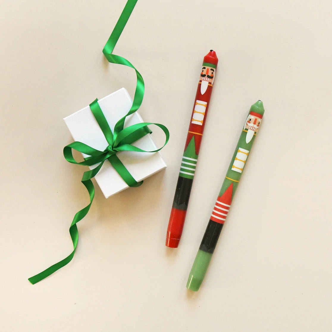 Grüne &amp; Rote Nussknacker-Dinnerkerzen von Talking Tables