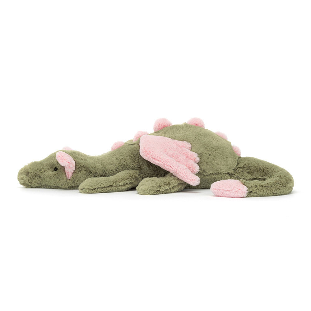 Seitenansicht: Jellycat Malachy Dragon grüner Plüschdrache mit rosa Details, liegt kuschelig auf seinen Vorderpfoten