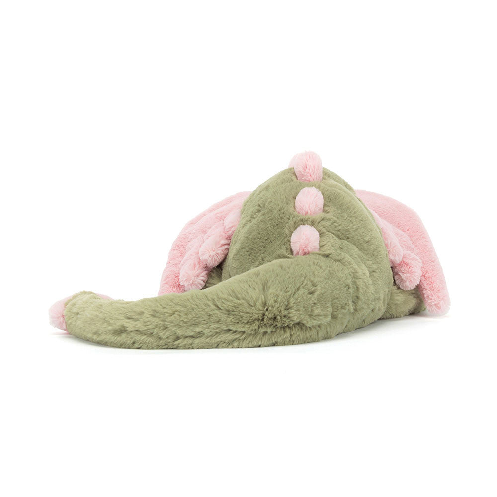 Rückansicht: Jellycat Malachy Dragon grüner Plüschdrache mit rosa Details, liegt kuschelig auf seinen Vorderpfoten