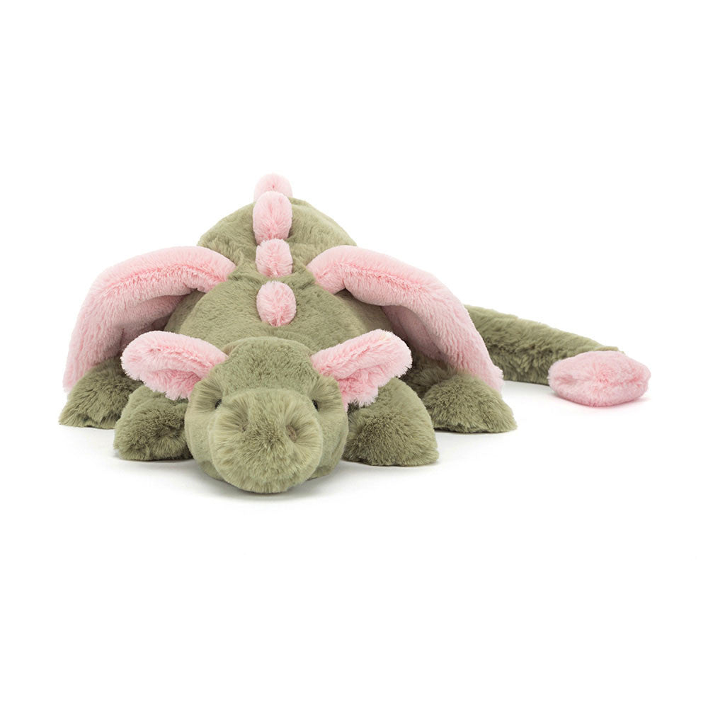 Vorderansicht: Jellycat Malachy Dragon grüner Plüschdrache mit rosa Details, liegt kuschelig auf seinen Vorderpfoten