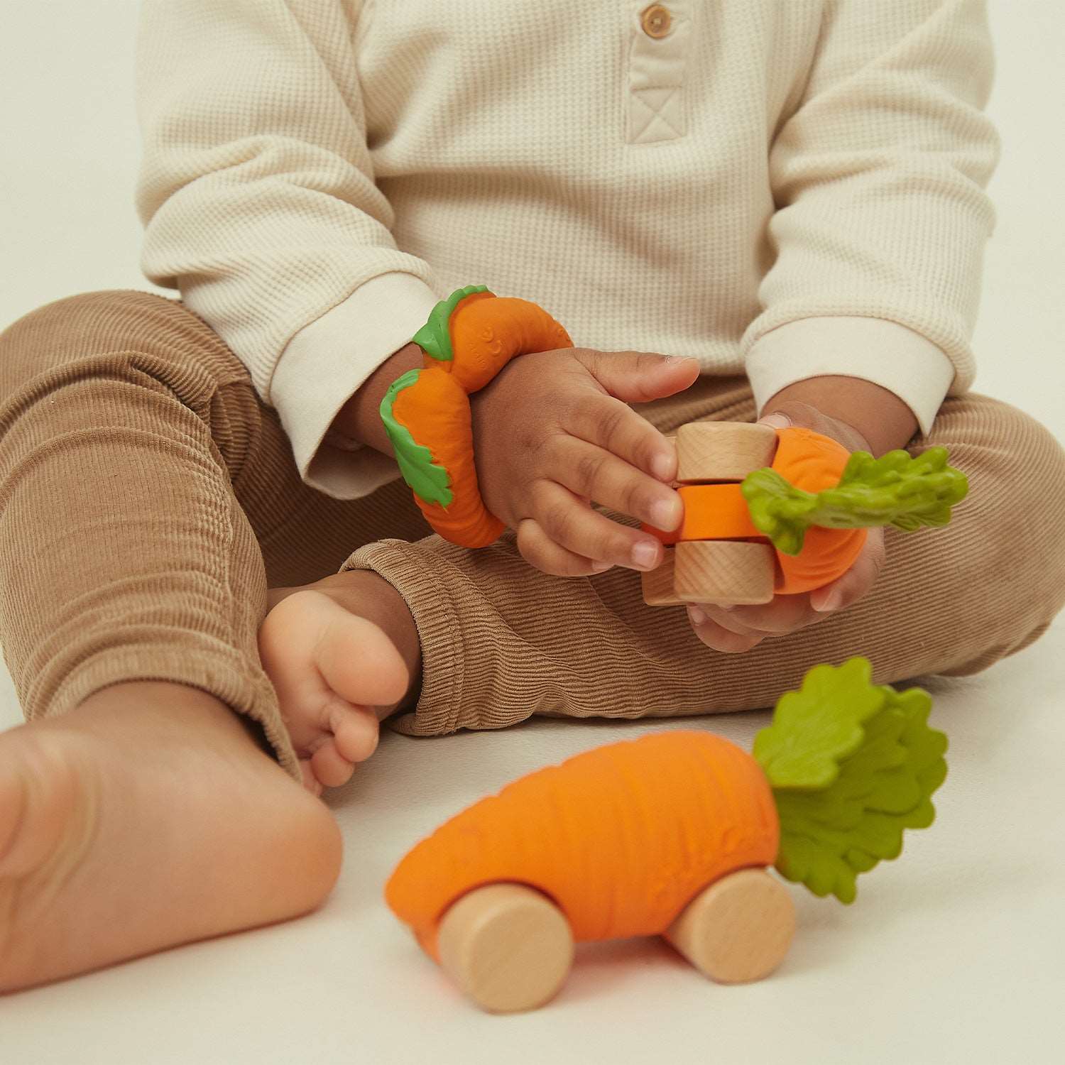 Kind spielt mit dem Cathy the Carrot Babyauto von OLI &amp; CAROL