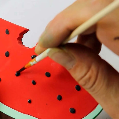 Wally the Watermelon wird mit einem Pinsel und natürlichen Pigmenten von Hand bemalt