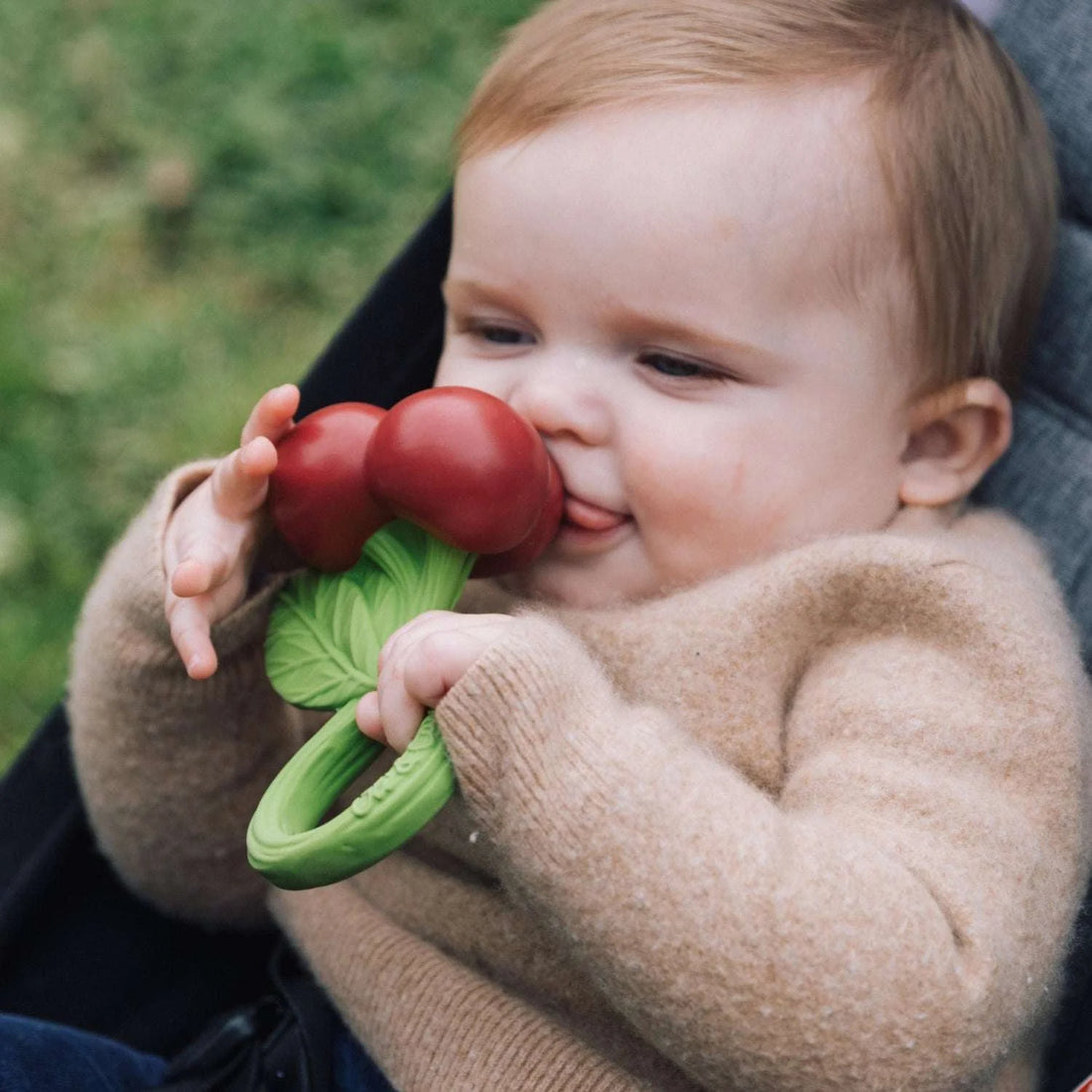 Baby spielt mit der Cherry Rattle Toy Kirschen-Rassel und dem Beißring von OLI &amp; CARO