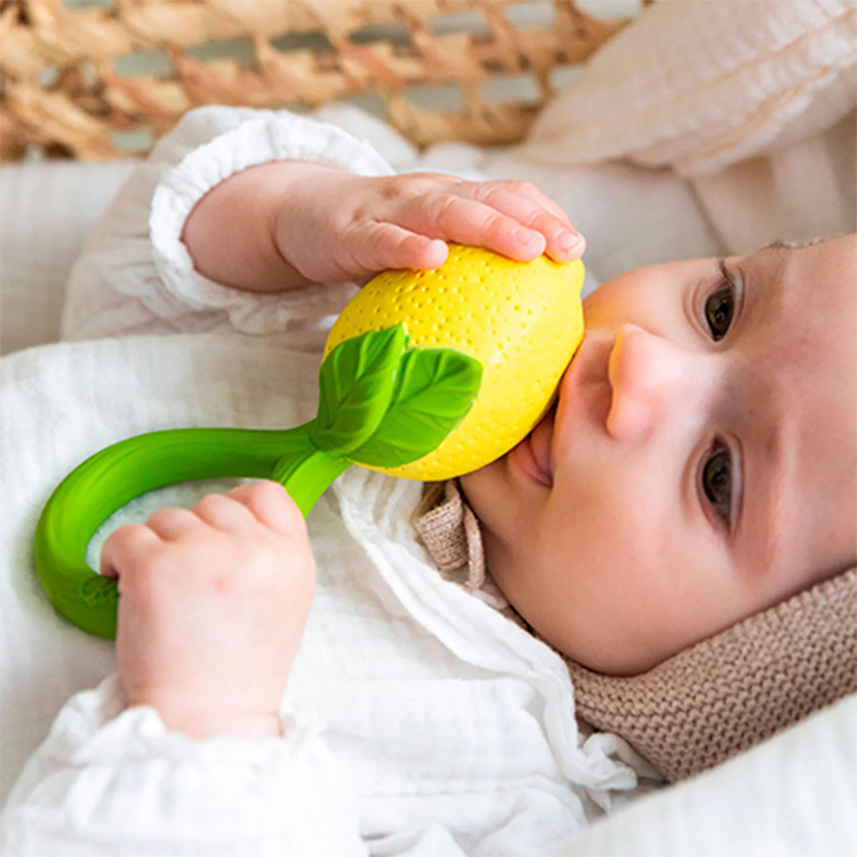 Baby spielt mit der Lemon Rattle Toy Zitronen-Rassel und dem Beißring von OLI &amp; CAROL