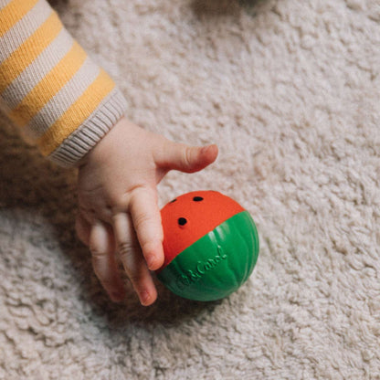 Baby spielt mit dem Wassermelonen-Sensorikball aus Naturkautschuk