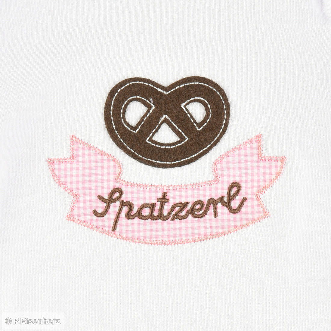 Babybody im Trachtenlook mit Brezel-Applikation und Stickerei „Spatzerl“ auf rosa Vichykaro, Babytracht von P. Eisenherz