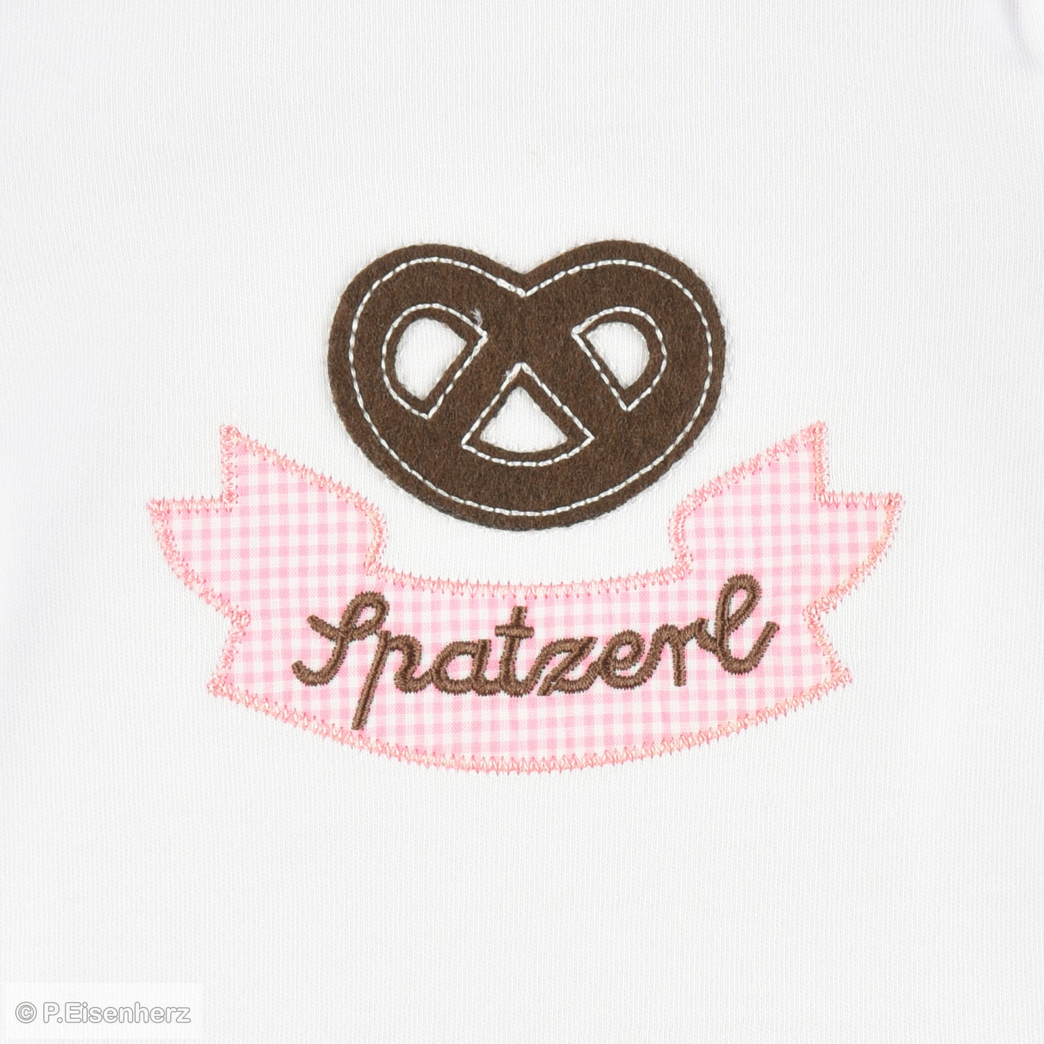 Babybody im Trachtenlook mit Brezel-Applikation und Stickerei „Spatzerl“ auf rosa Vichykaro, Babytracht von P. Eisenherz